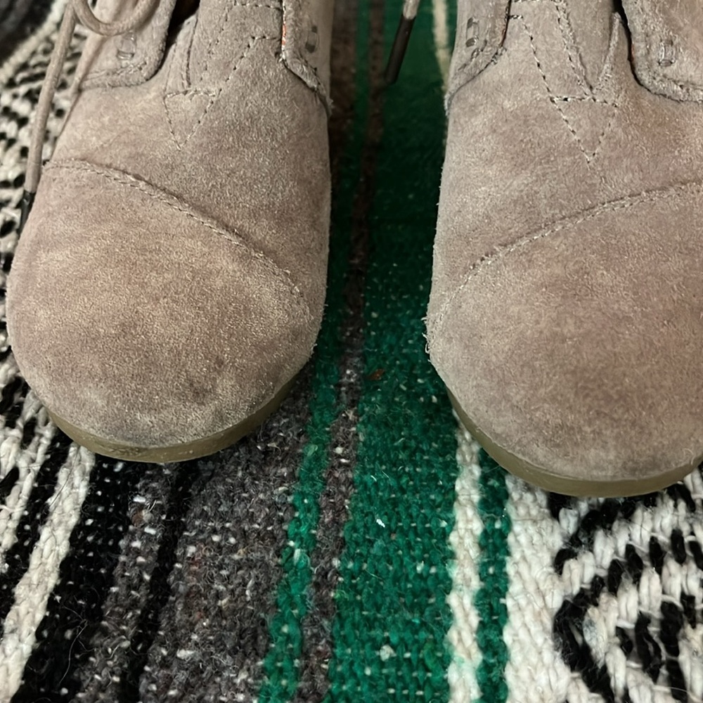 TOMS Taupe Suede Wedge Ankle Boots women’s 7 - Picture 4 of 11